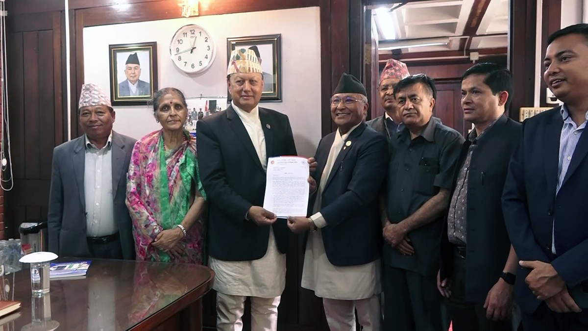 आधारभूत अस्पताल निर्माण प्रक्रिया अघि बढाउन माग गर्दै स्वास्थ्यमन्त्रीलाई ज्ञापनपत्र